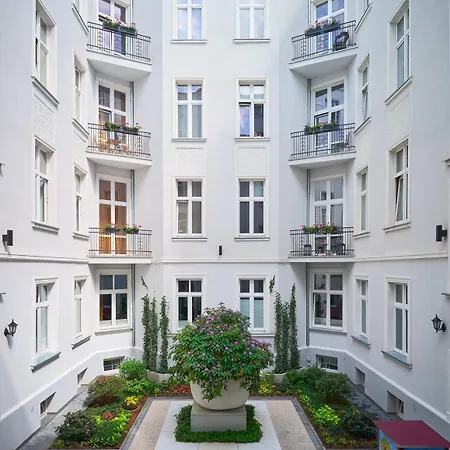 Hidden Garden アパート ウッチ